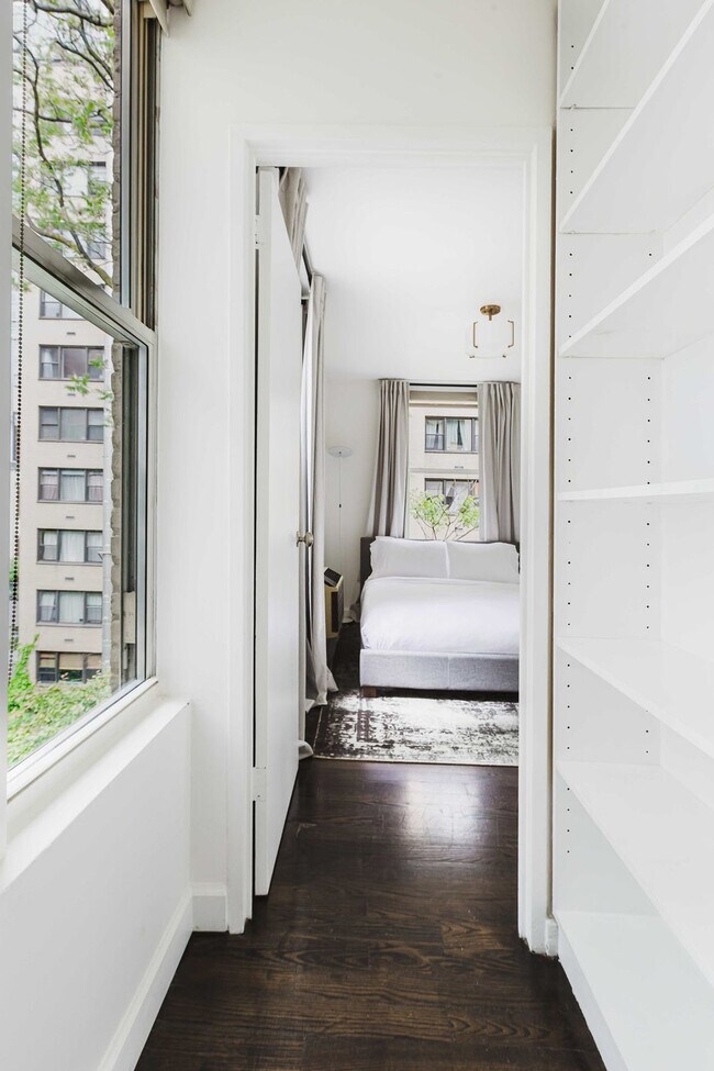 Building Photo - 323 E 51st St