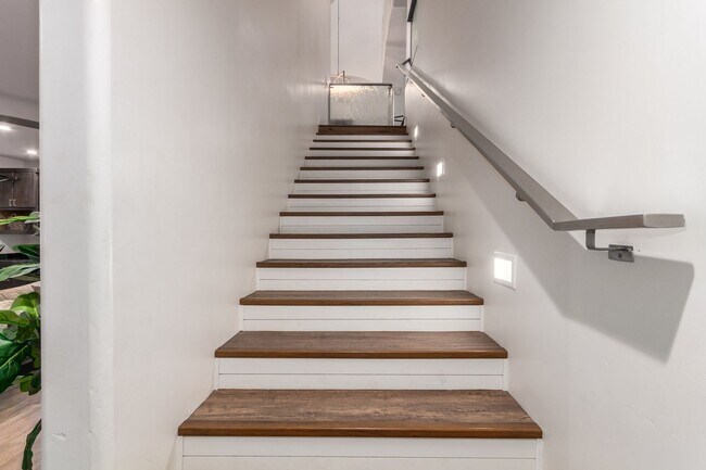 Building Photo - Beautiful 6-bedroom basement home
