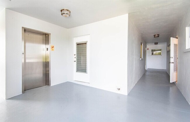 Building Photo - 651 Pine Dr