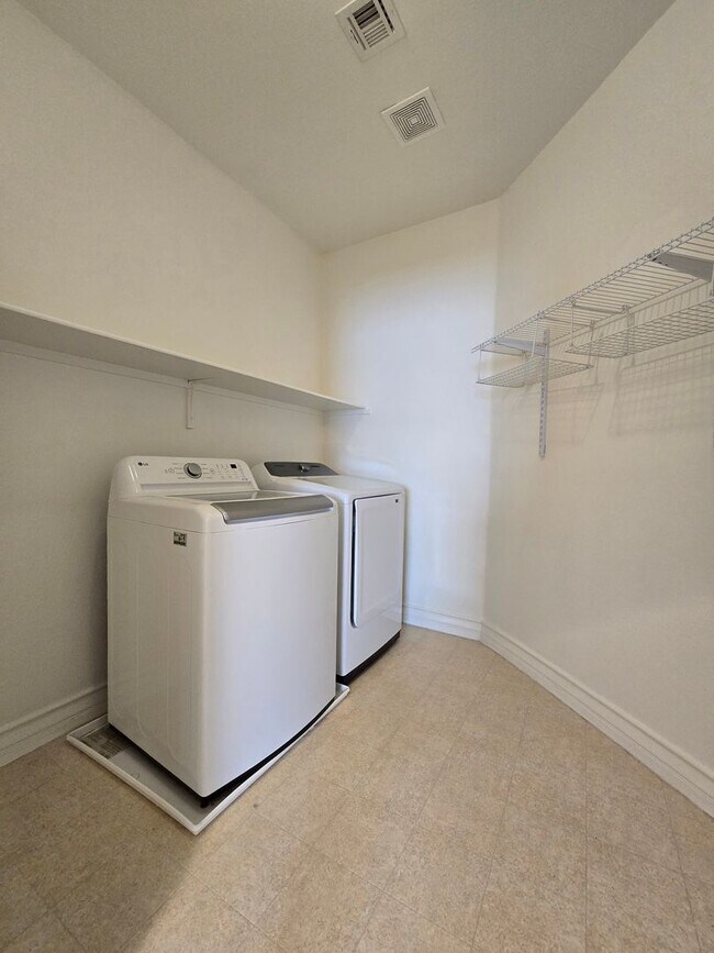 Building Photo - An Amazing NW Home! Over 3300 sq ft w/ pool & spa! Must see!