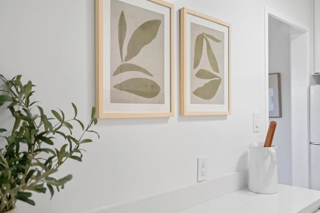 Building Photo - "Chic 1-Bedroom San Mateo Retreat with Mod...