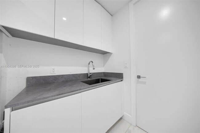 Building Photo - 700 NE 26th Terrace