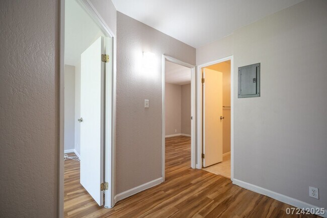 Building Photo - 2 Bed 1 Bath in Waikalani Woodlands