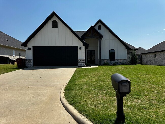 Building Photo - Beautiful home in Hallsville