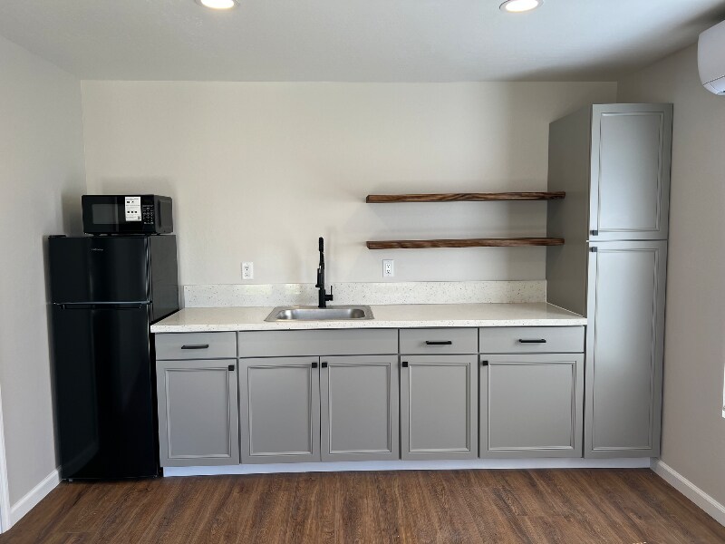 Building Photo - 558 Hicks Ln