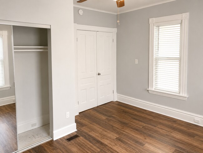 Building Photo - Lower 2 Bedroom Duplex Great Location!