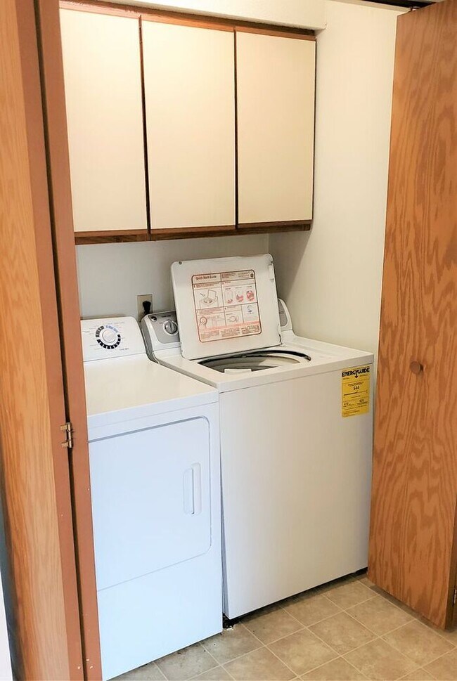 Building Photo - $910 | 2 Bedroom, 1 Bathroom 3rd Floor Con...