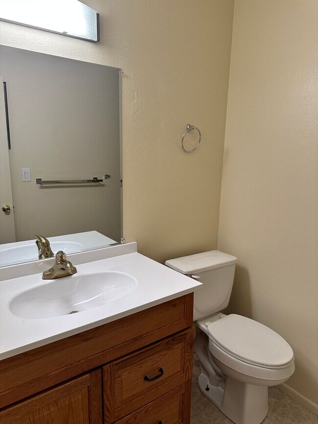Building Photo - 4 bedroom Rental