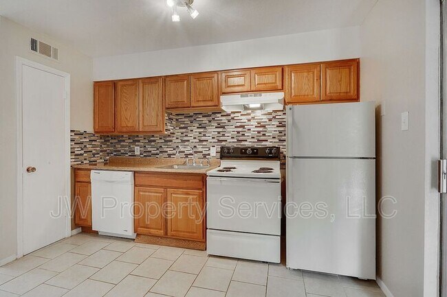 Building Photo - 2109 Manson Ave
