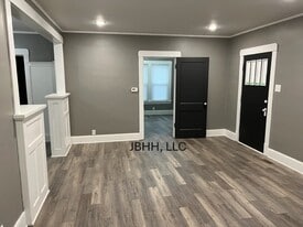 Building Photo - 2821 N Avalon Pl
