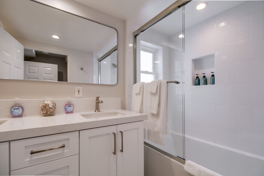 Building Photo - 735 Whiting Ct