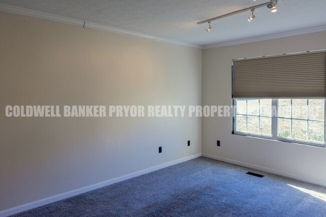 Building Photo - 531 Indian Hills Dr