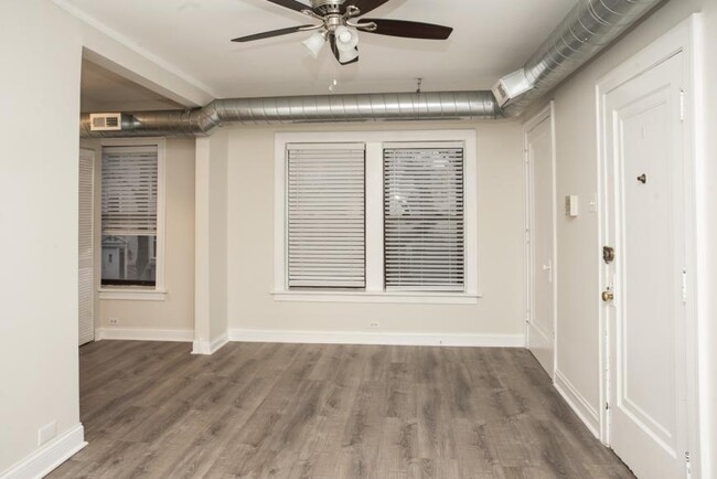 Building Photo - 3 bedroom in Chicago IL 60657