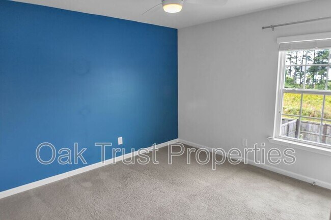 Building Photo - 821 Redbud Ln