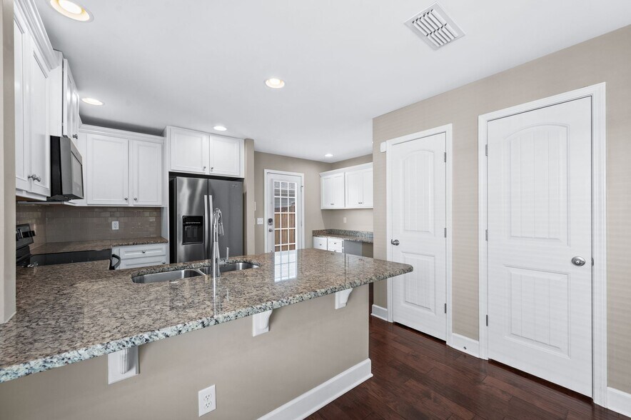Building Photo - 1840 Riverbirch Ln