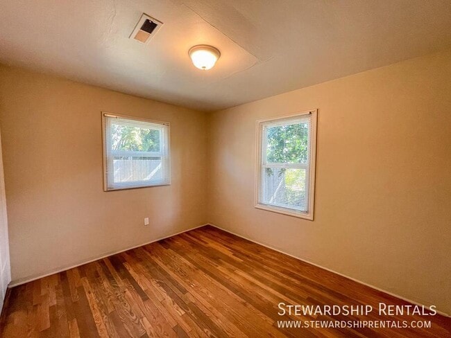 Building Photo - 2009 NW Tyler Ave