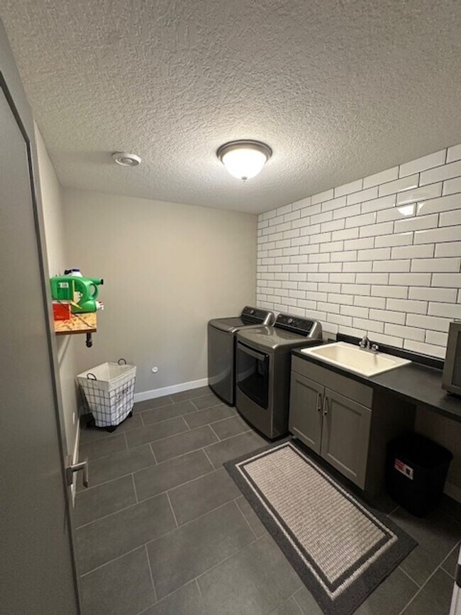 Building Photo - 5 bedrooms 3 bathrooms and a 3-car garage