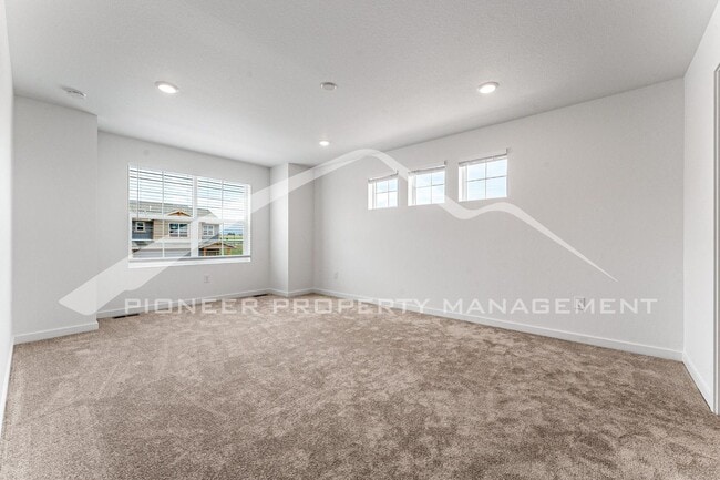 Building Photo - Charming Townhouse with Washer/Dryer and Garage