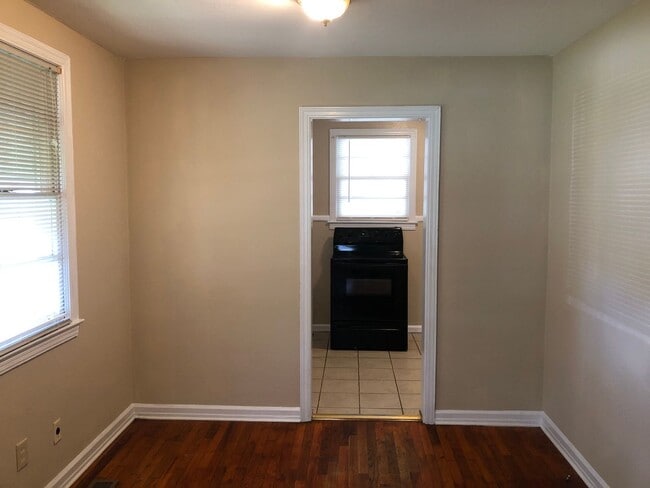 Building Photo - r2302