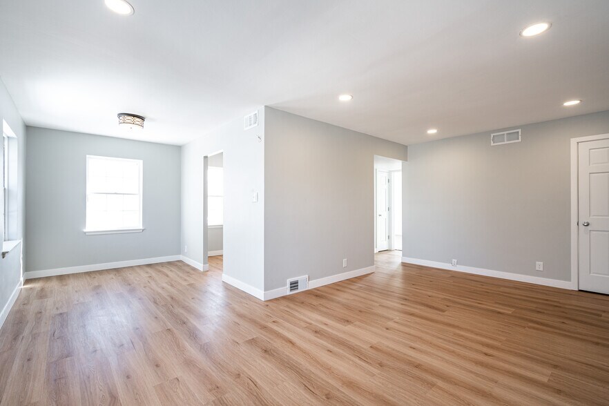 Building Photo - 4304 N Sheffield Ave