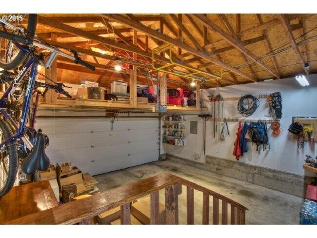 Building Photo - 3 Bedroom Home with Vaulted Living Room Near The Streets of Tanasbourne with Garage & Yard