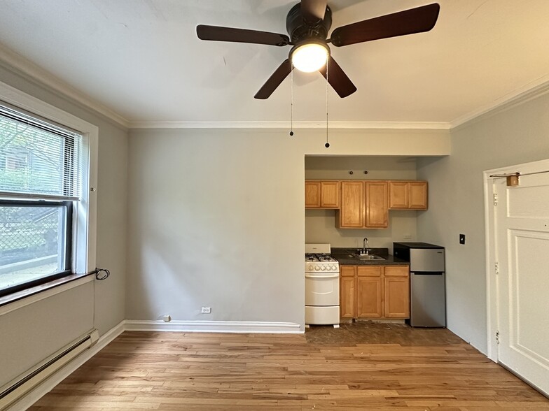 Building Photo - 4349 N Damen Ave