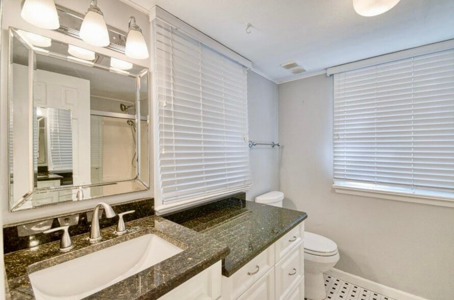 Building Photo - 304 S Franklin Blvd