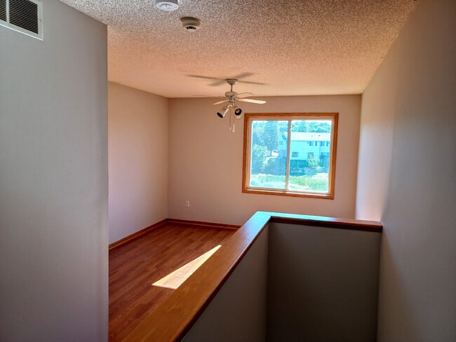 Building Photo - 2 Bedroom 2 Bath End Unit Townhouse - Shak...