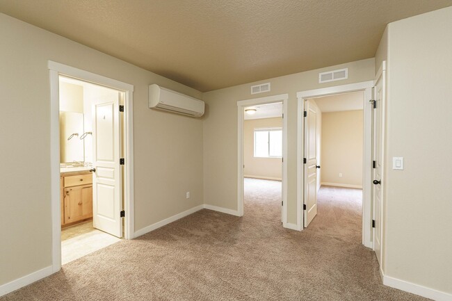 Building Photo - ASK ABOUT ONE MONTH FREE SPECIAL - Ask Us How! 3 Bedroom 2.5 Bath Townhome - Convenient Ridgefiel...