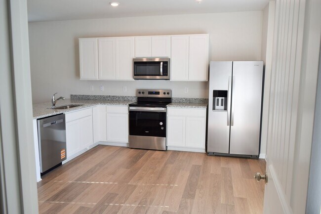 Building Photo - Stunning NEW Townhouse in Heritage Trace!