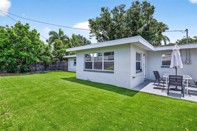 Building Photo - 1625 Madrid Dr