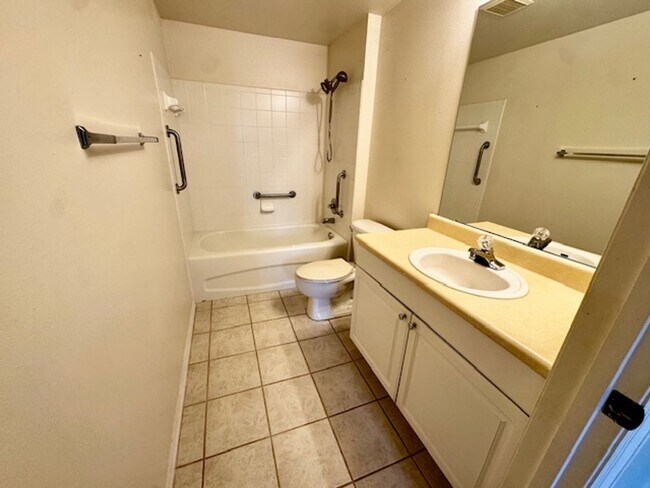 Building Photo - 3 bedroom 2 bathroom Condo in the Gardens at Beachwalk