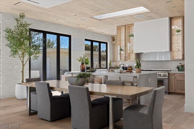 Building Photo - 2401 Driftwood Dr