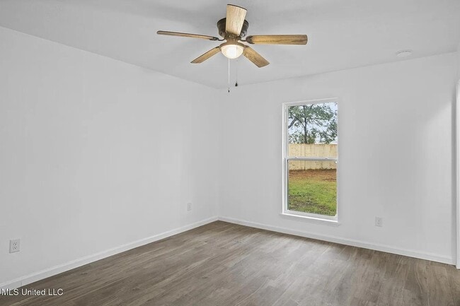 Building Photo - 214 W Lakewood Dr