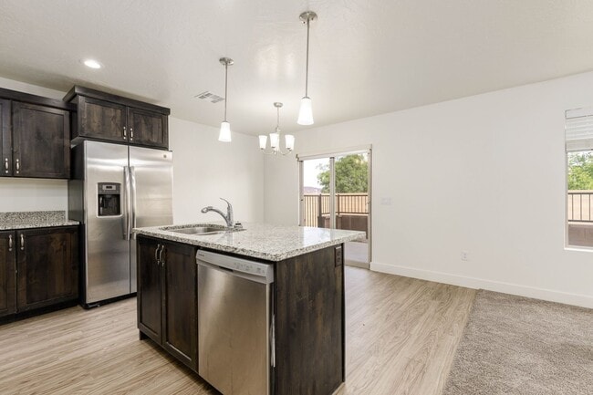 Building Photo - 4 bed | 2 1/2 bath | 2 car garage in Deser...