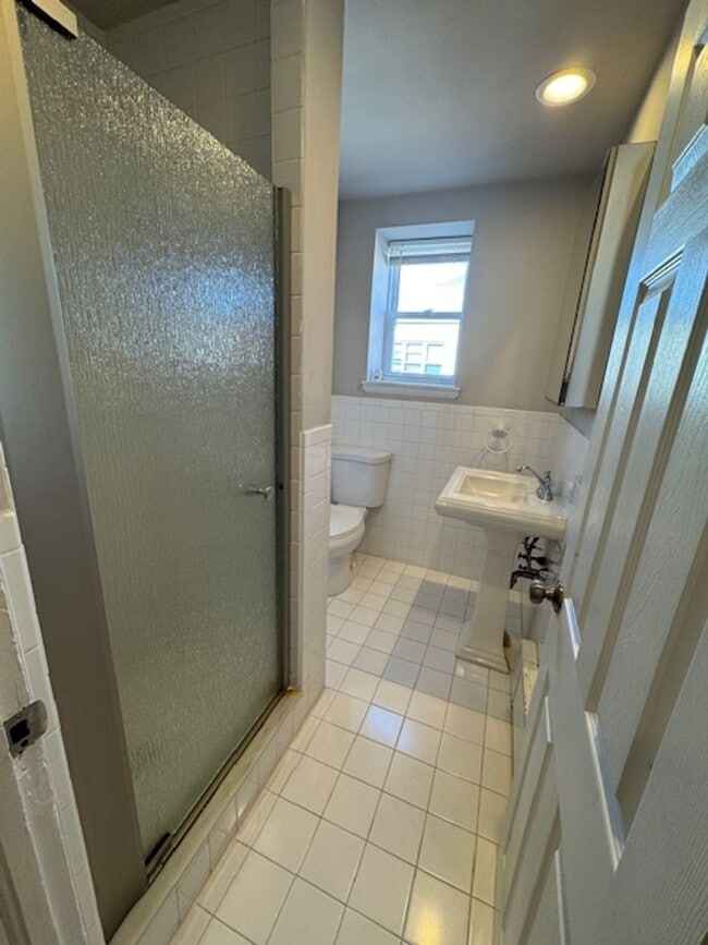 Building Photo - Beauty in Marconi Park West 3 Beds finishe...