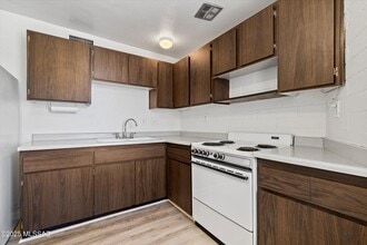 Building Photo - Move In Ready Unit! 1 Bed 1 Bath New Flooring!
