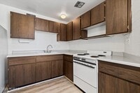 Building Photo - Move In Ready Unit! 1 Bed 1 Bath New Flooring!