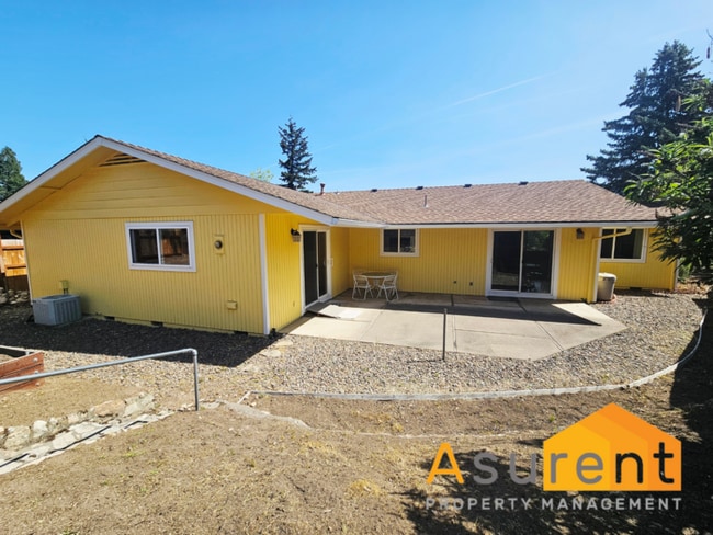 Building Photo - Two Bedroom- Two Full Bathroom Home in des...