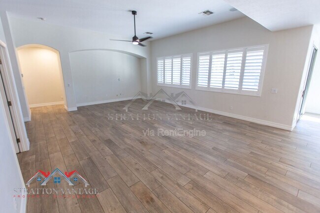 Building Photo - 661 E Julian Dr