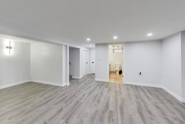 Building Photo - 710 S Hawthorne Ave