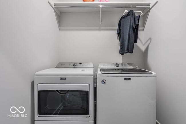 Building Photo - Beautiful townhome located off 16th and College. Pets allowed for an additional $1,000 non refund...