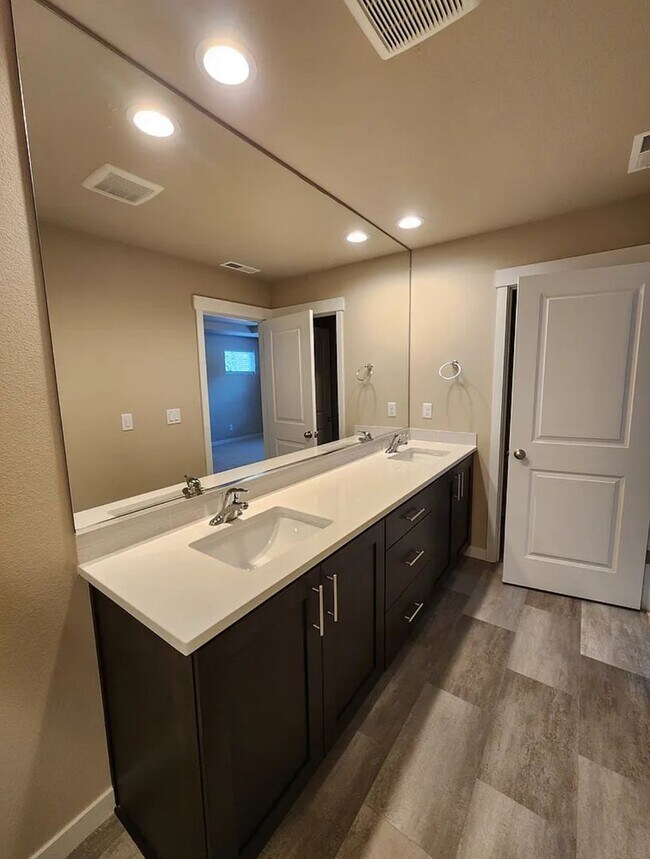 Building Photo - Must See Townhome Located in Ponderosa Ridge