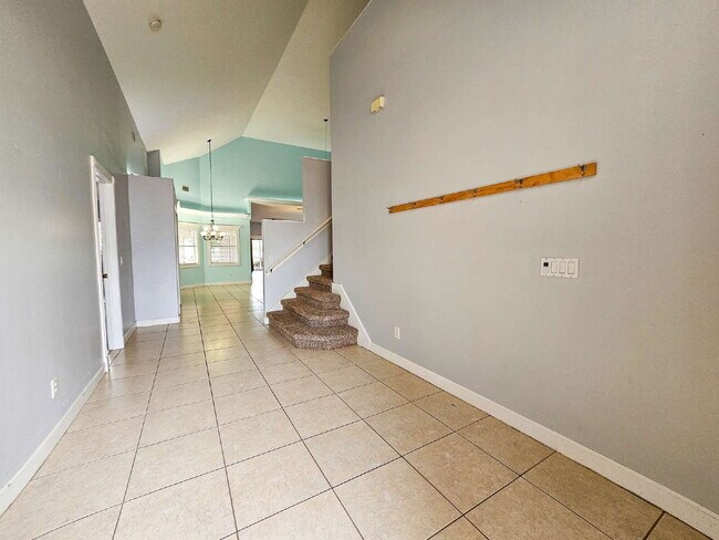 Building Photo - Waterfront Pool Home in Desirable Sunset Lakes