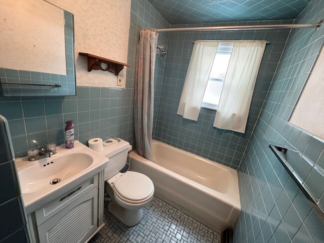 Building Photo - 3 Bedroom 1.5 Bath Rental Rome NY