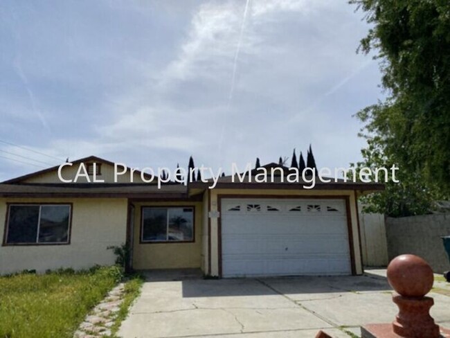 Building Photo - Three bedroom house in King City, CA