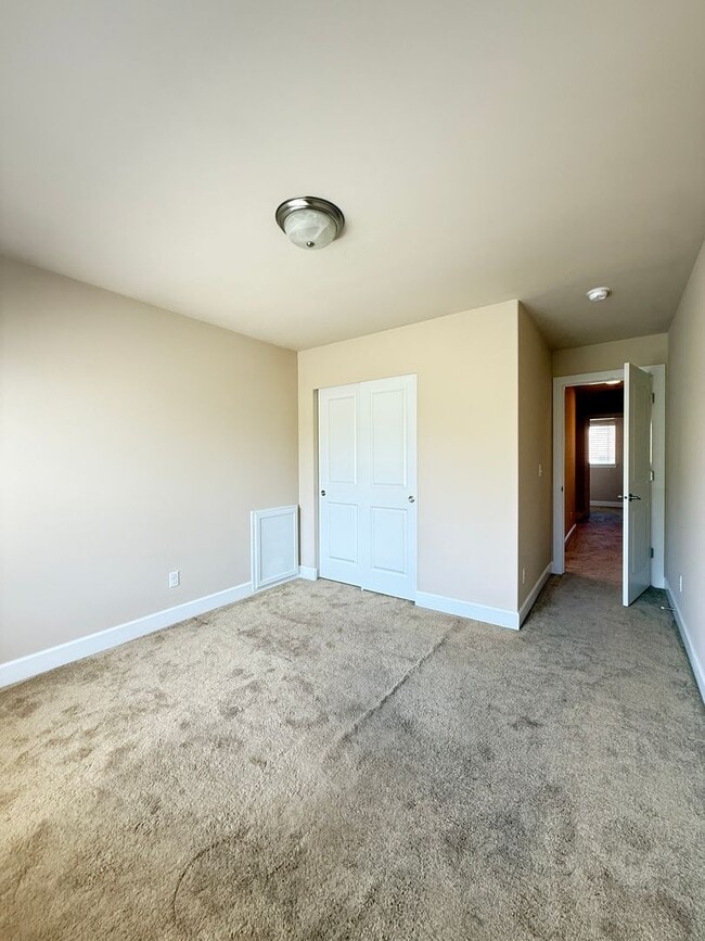 Building Photo - New! 3BD/2.5BTH Modern Townhouse in Greekb...