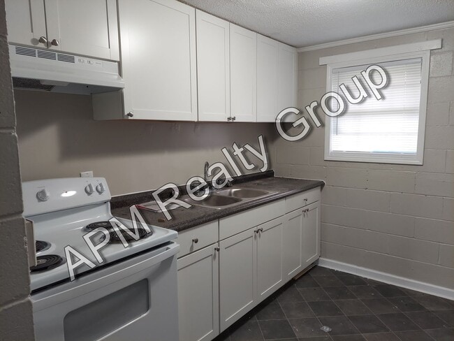Building Photo - Updated two bedroom off Colonial Drive - 50% off first month