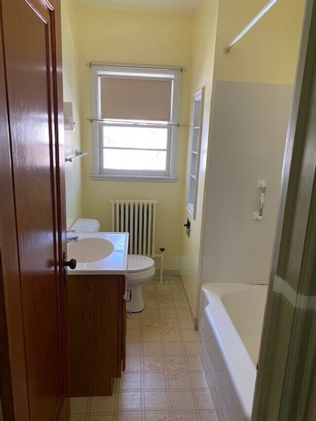 Building Photo - 3 bedroom 1 bathroom house near Concordia
