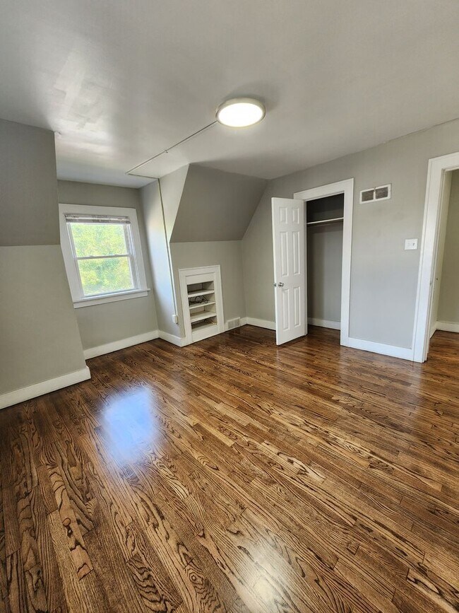 Building Photo - Large Glen Park Home! Original Hardwood Fl...